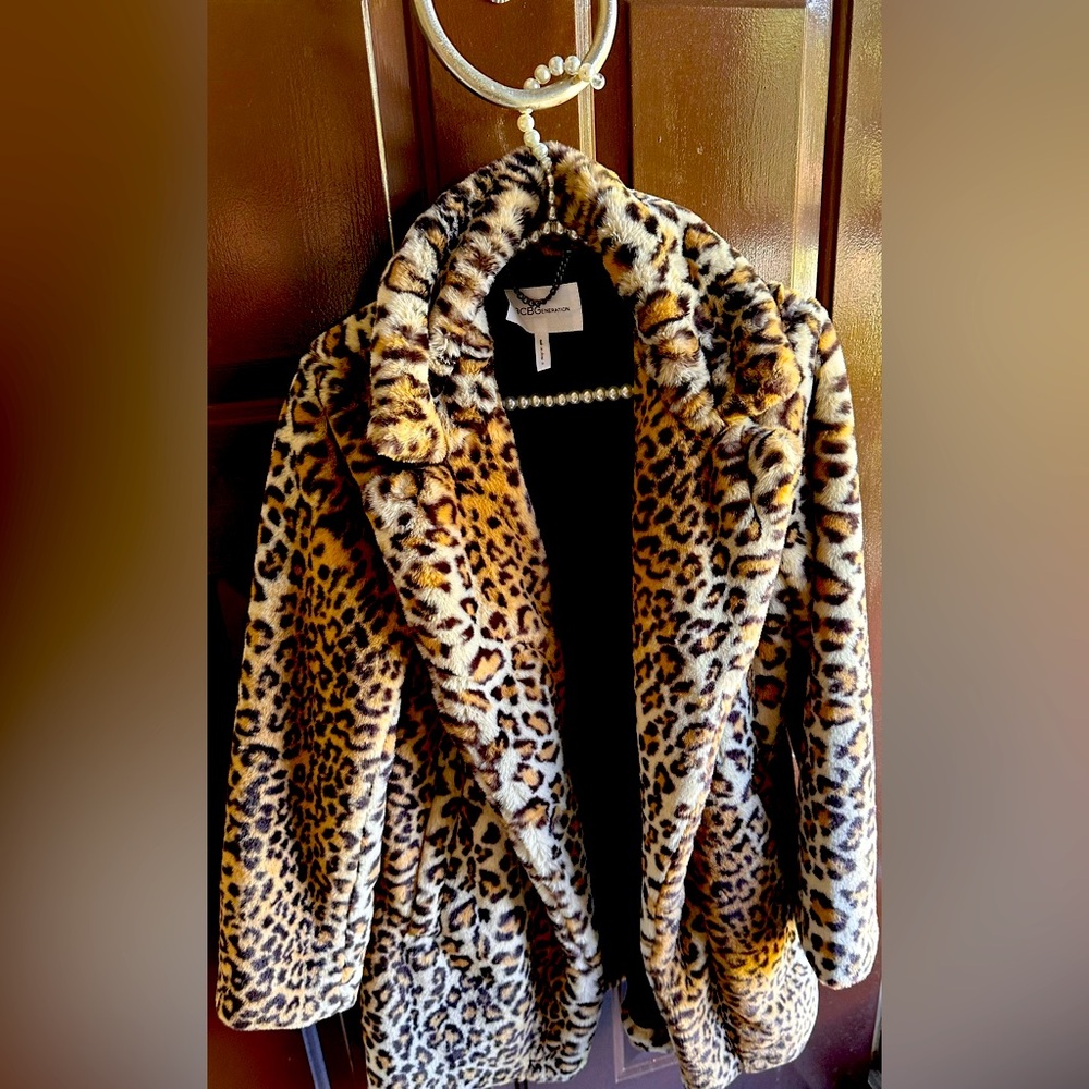 Warm leopard coat byBCBGeneration, size small